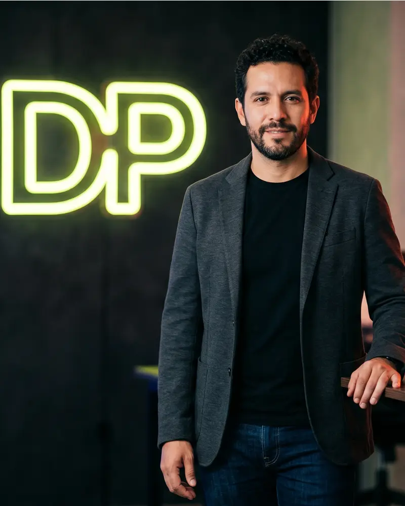 Director creativo de Despacho Publicitario en entorno de agencia moderna
